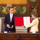 Ordfører Felipe Alessandri overrekker Dronningen diplomet som ledsager utnevnelsen til æresborgere av Santiago. Foto: Tom Hansen, Hansenfoto.no